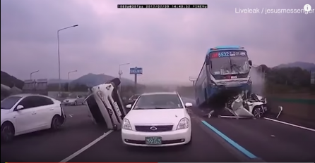 UZNEMIRUJUĆI VIDEO: Autobus ostao bez kočnica i gazio sve pred sobom, broj mrtvih se još ne zna