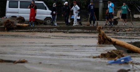 KATASTROFALNE POPLAVE: Zbog kiše evakuacija 74.000 ljudi u Japanu 