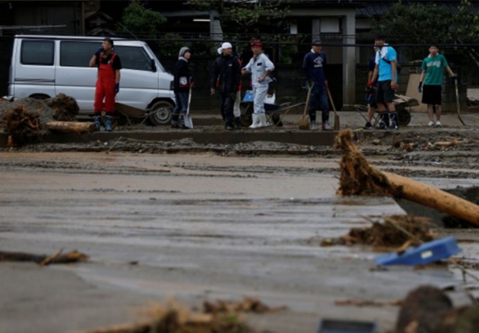 KATASTROFALNE POPLAVE: Zbog kiše evakuacija 74.000 ljudi u Japanu 