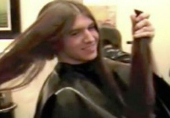 Tinejdžer ošišao svoju dugu kosu samo dan pred maturu, pogledajte njegov novi i dramatični izgled! (VIDEO)