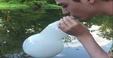 Napuhao je balon sa dimom, ali obratite pažnju šta se dogodi kad dodirne površinu vode! (VIDEO)