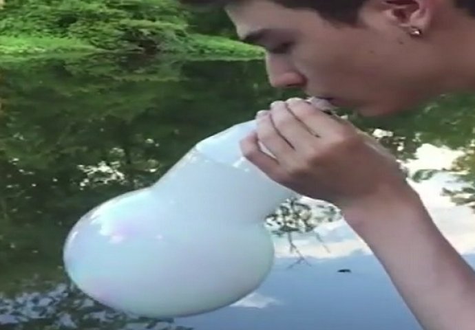 Napuhao je balon sa dimom, ali obratite pažnju šta se dogodi kad dodirne površinu vode! (VIDEO)