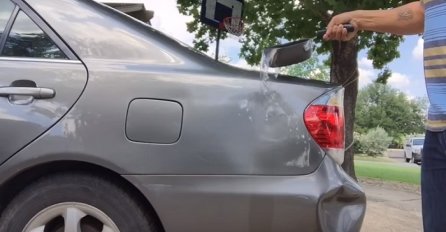 Izlio je ključalu vodu na oštećeni dio automobila, nakon nekoliko sekundi je napravio nevjerovatnu stvar! (VIDEO)