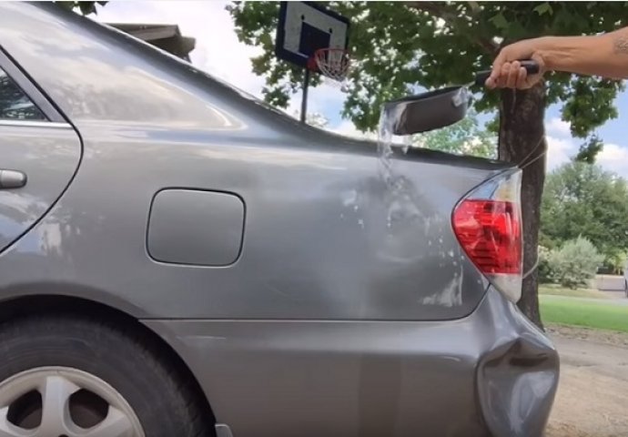 Izlio je ključalu vodu na oštećeni dio automobila, nakon nekoliko sekundi je napravio nevjerovatnu stvar! (VIDEO)