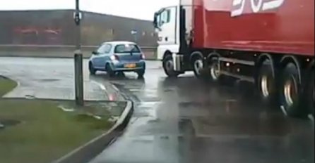 Zaustavio se na ulici i čekao da se uključi na glavnu cestu, dobro obratite pažnju desno na vozača kamiona! (VIDEO) 