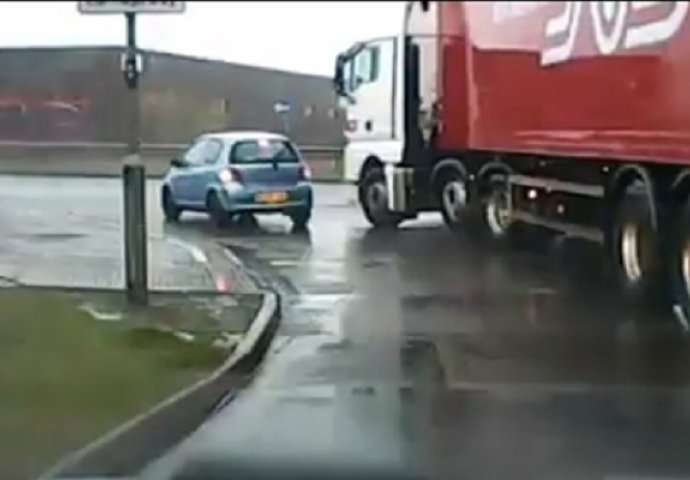 Zaustavio se na ulici i čekao da se uključi na glavnu cestu, dobro obratite pažnju desno na vozača kamiona! (VIDEO) 