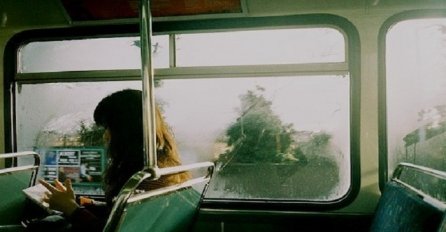 ''U autobusu sjedi gluhonijema djevojčica''