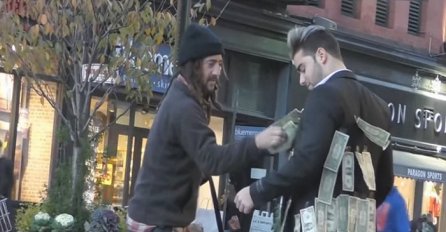 Izašao na ulicu u odijelu s novcem i natpisom "uzmi koliko trebaš", a rezultat je veoma tužan! (VIDEO)