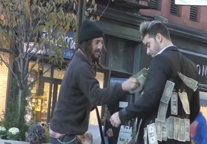Izašao na ulicu u odijelu s novcem i natpisom "uzmi koliko trebaš", a rezultat je veoma tužan! (VIDEO)