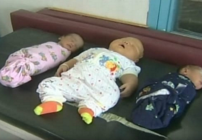 Mama je rodila trojke, a onda su liječnici primijetili nešto šokantno na jednoj bebi! (VIDEO)