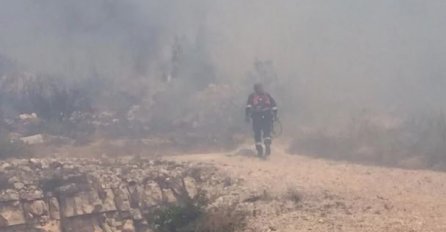 POŽAR U HRVATSKOJ: Kanaderi spriječili širenje vatre na kuće kod Šibenika