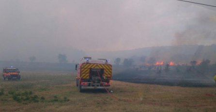 DRAMATIČNO U FRANCUSKOJ: Izgorjelo 750 hektara šume, vatrogasci gase još tri požara