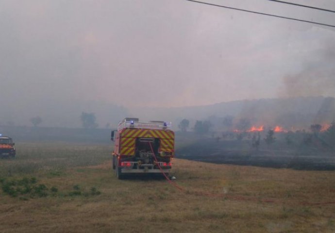 DRAMATIČNO U FRANCUSKOJ: Izgorjelo 750 hektara šume, vatrogasci gase još tri požara