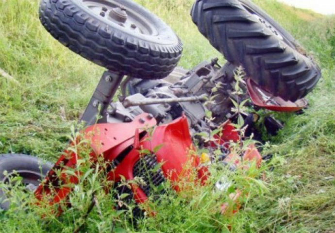 U prevrtanju traktora u Banjaluci poginuli sin i otac 