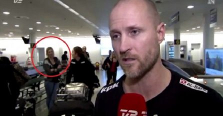 Davao je intervju uživo na televiziji, no dobro obratite pažnju na ženu iza njega! (VIDEO)