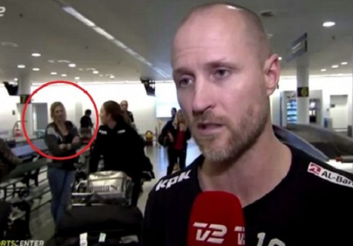 Davao je intervju uživo na televiziji, no dobro obratite pažnju na ženu iza njega! (VIDEO)
