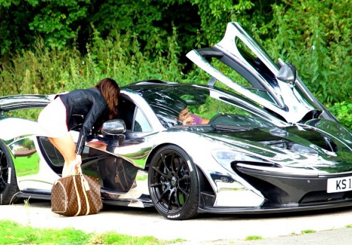 Sponzoruša bi da se provoza u McLarenu ali nije znala otvoriti vrata (VIDEO)   