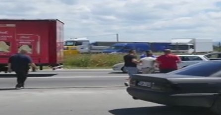UZNEMIRUJUĆI SADRŽAJ: Mladić se srušio kolovoz, vozači ovako reagovali (VIDEO)