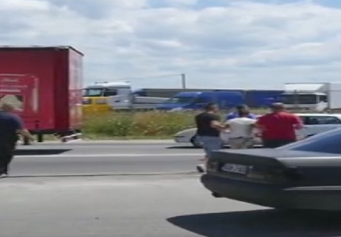 UZNEMIRUJUĆI SADRŽAJ: Mladić se srušio kolovoz, vozači ovako reagovali (VIDEO)