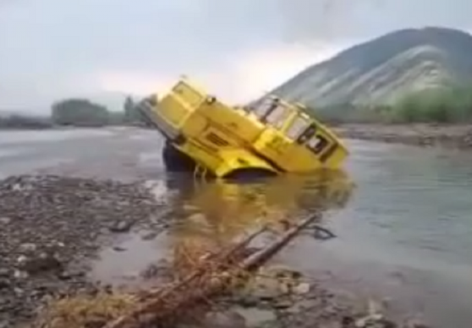 Upao sa kamionom u rijeku: Pogledajte šta je uradio ovaj vozač da se izvadi (VIDEO)