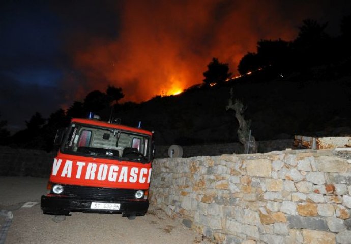 SPLIT: Vatrogasci će cijelu noć pratiti situaciju na terenu 
