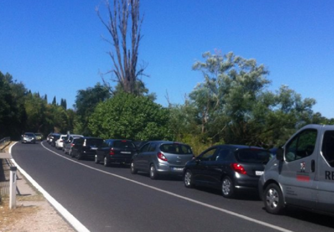 Pojačan promet vozila na izlazu iz BiH na graničnom prijelazu Doljani