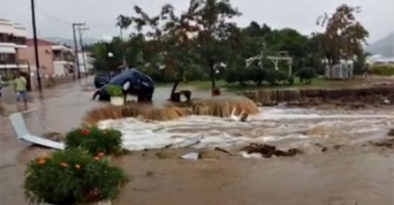 GRČKA POD VODOM I BLATOM: Oluja protutnjala ljetovalištima, ljude izvlačili iz potopljenih automobila! (VIDEO)