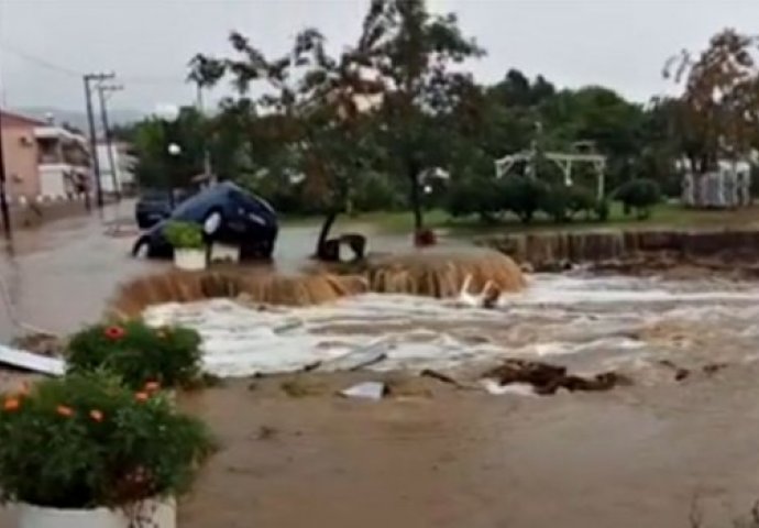 GRČKA POD VODOM I BLATOM: Oluja protutnjala ljetovalištima, ljude izvlačili iz potopljenih automobila! (VIDEO)