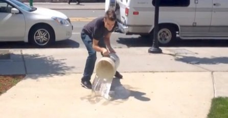 Prosuo je kantu vode po betonu, a trenutak kasnije se desilo nešto čarobno (VIDEO)