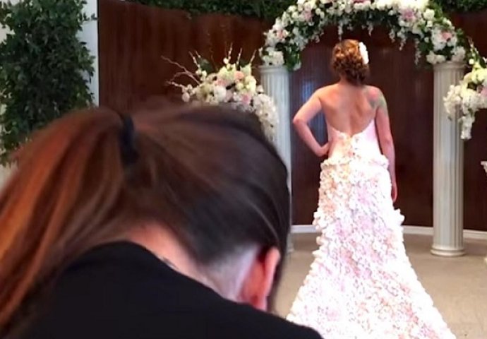 Izgledalo je da ova djevojka ima sasvim običnu vjenčanicu, ali kada se okrenula svi su ostali zapanjeni! (VIDEO)