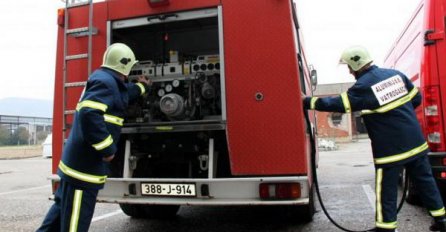 VELIKI POŽAR U STARAČKOM DOMU: Evakuirano je 80 korisnika, a na terenu je 35 vatrogasaca s 10 vozila!