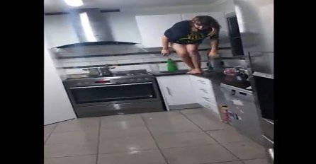 Ova djevojka je vidjela ogromnog pauka na podu i zamalo nastradala! (VIDEO)