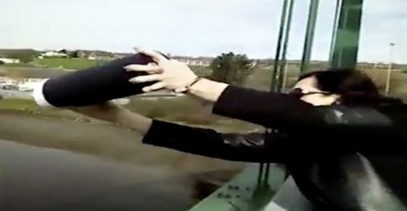 Ova žena se popela na most kako bi prosula pepeo svoje majke, a onda se desilo nešto grozno! (VIDEO)