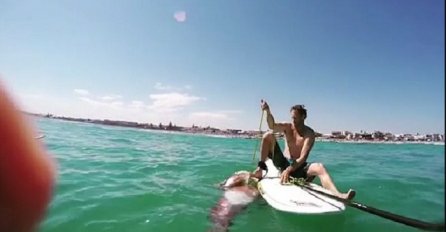 Ovaj čovjek je uživao na mirnom okeanu, a onda je ugledao ovo ispod svoje daske! (VIDEO)