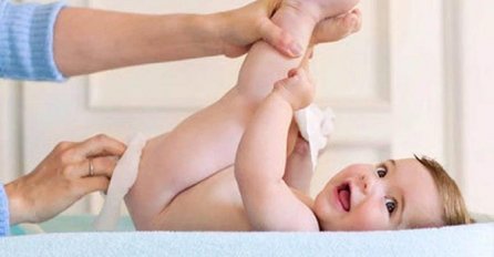 OPREZ! Mijenjate li bebama pelene na ovaj način – MOŽETE IM OŠTETITI KRALJEŽNICU! (VIDEO)