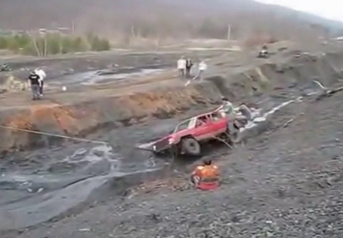 Htjeli su kamionetom da iščupaju džip koji je duboko zapao u blatu, čekajte da vidite šta će im se desiti na 0:22! (VIDEO)