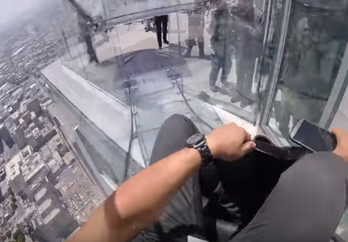 Pravi izazov: Pogledajte stakleni tobogan na 300 metara visine (VIDEO)