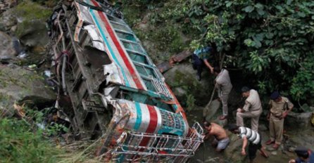 STRAVIČNO: Autobus sletio s puta, poginulo najmanje 28 ljudi 