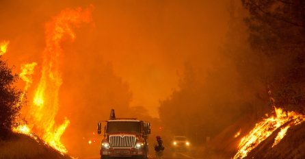HAOTIČNO STANJE U KALIFORNIJI: Evakuisano 5.000 ljudi, vatrogasci brane kuće (VIDEO)