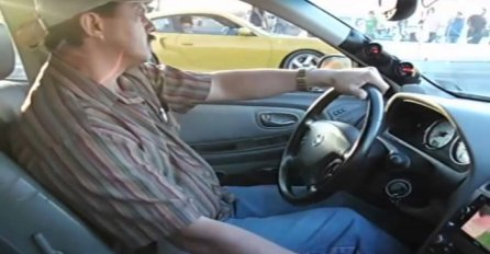 Izazivao ga je bahati vozač u skupocjenom Porscheu, a onda je brko sjeo za volan i očitao mu lekciju! (VIDEO)