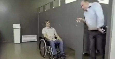 Ušao je u WC za osobe sa invaliditetom: Sjedio je na šolji a onda se ispred njega pojavio tip u kolicima, pogledajte šta će se dogoditi u nastavku (VIDEO)
