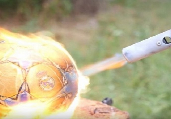 Pogledajte šta se desi kada zapalite fudbalsku loptu (VIDEO)