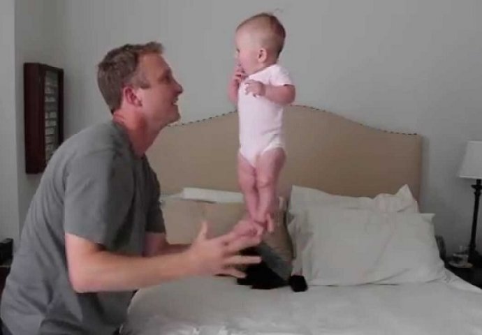 Stavio je bebu od 4 mjeseca na lijevu ruku, a zatim je ovaj snimak zapalio društvene mreže! (VIDEO)