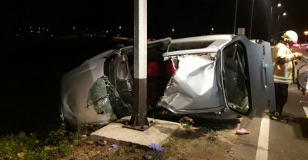 STRAVIČNA NESREĆA: Vozač poginuo, automobil gotovo prepolovljen