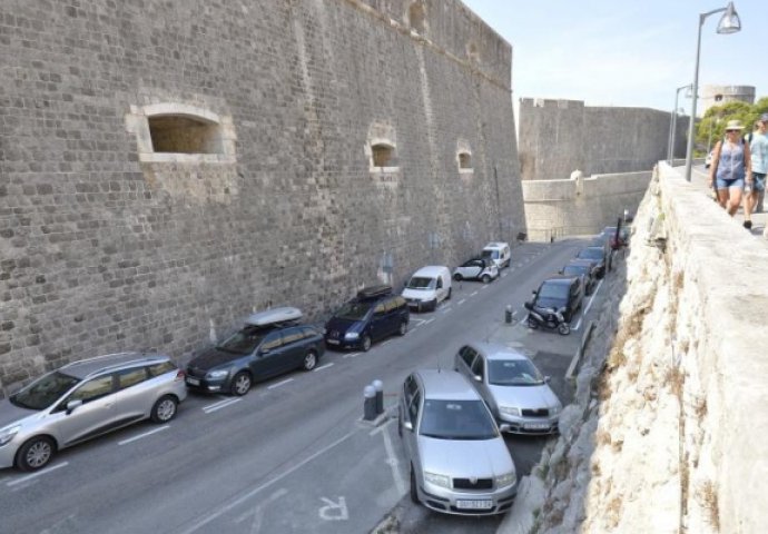 SKOČILE CIJENE PARKINGA: U Dubrovniku ćete umjesto 10KM, platiti 20KM po SATU!
