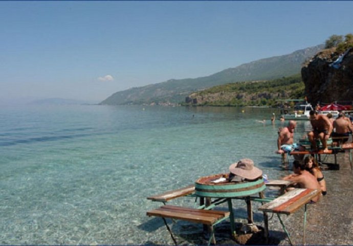 Pet osoba povrijeđeno u masovnoj tuči na plaži u Ohridu