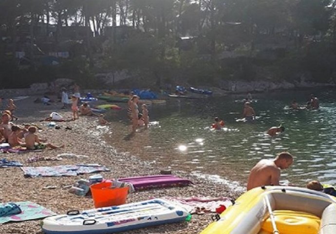 Turisti ogorčeni zbog nemilih scena s plaže: "Htjeli su mi naplatiti 30 kuna za ulaz, a nemaju koncesiju"