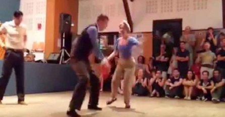 Zgrabio je njenu ruku da plešu, ali obratite pažnju na čovjeka u bijeloj košulji sa lijeve strane (VIDEO)