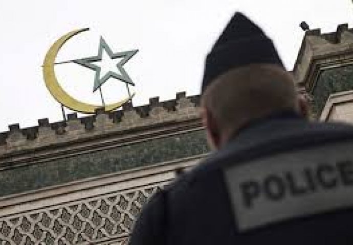 INCIDENT: Na vratima džamije vjernici zatekli dijelove svinje
