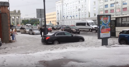 Ogromne kugle grada zatrpale Sankt Peterburg! (VIDEO)